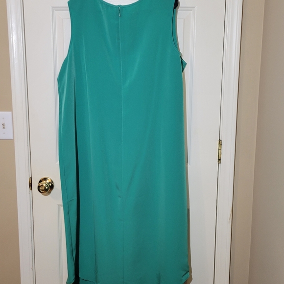 Women's plus size green two-piece jacket and dress set. - Picture 3 of 5